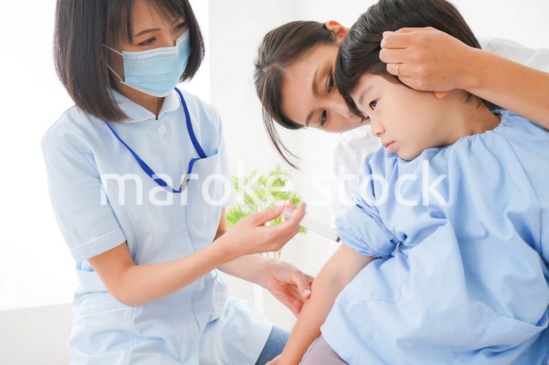 予防接種をする小さな男の子