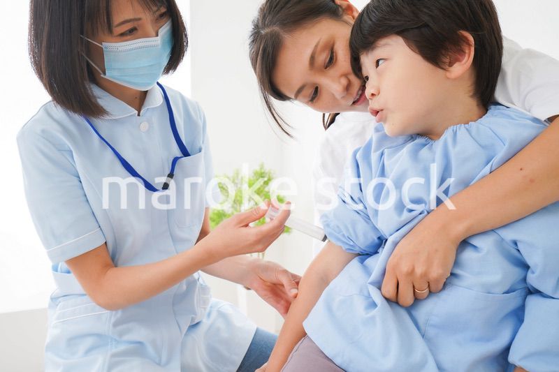 予防接種をする小さな男の子