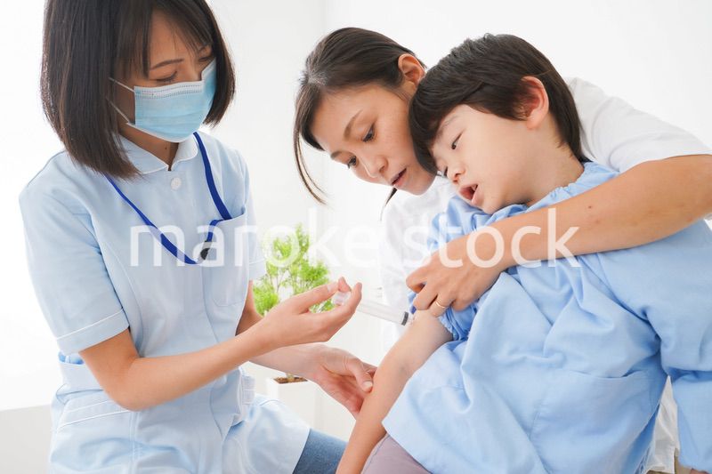 予防接種をする小さな男の子