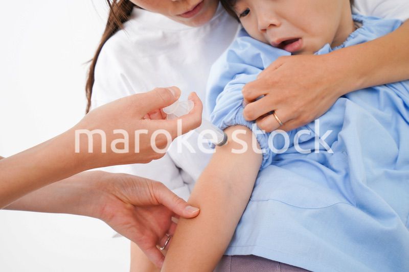 予防接種をする小さな男の子