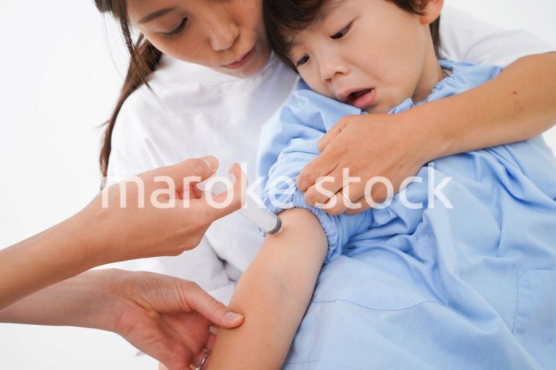 予防接種をする小さな男の子