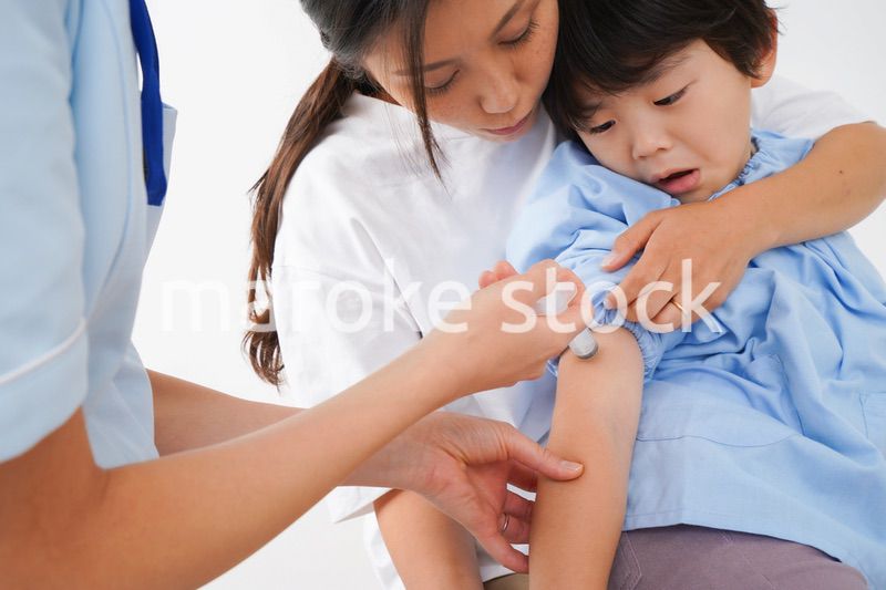 予防接種をする小さな男の子