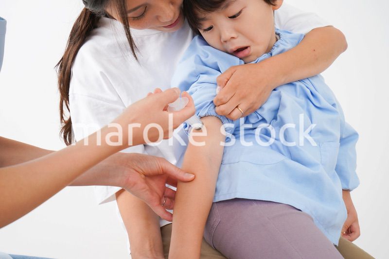 予防接種をする小さな男の子