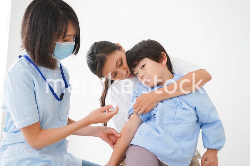 予防接種をする小さな男の子