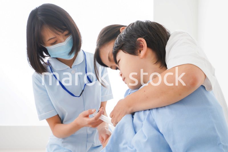 予防接種をする小さな男の子