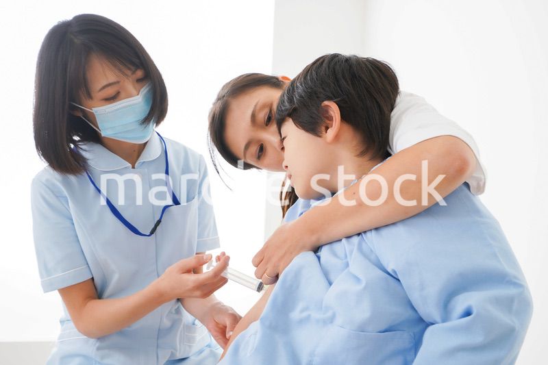 予防接種をする小さな男の子