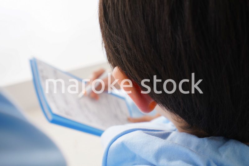 病院で診察を受ける小さな男の子