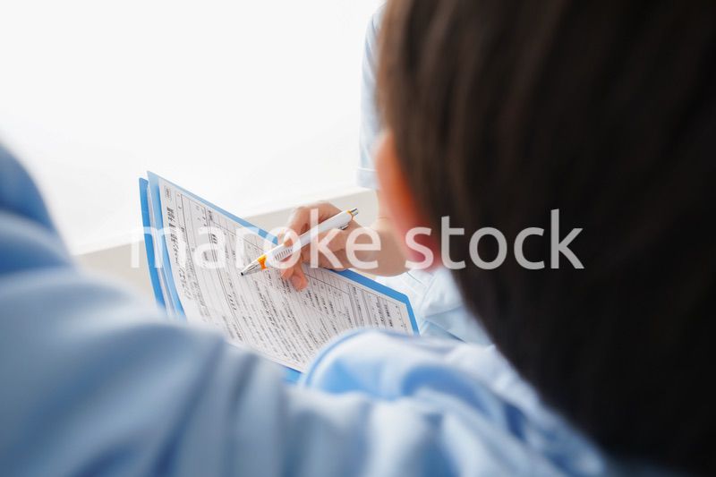 病院で診察を受ける小さな男の子