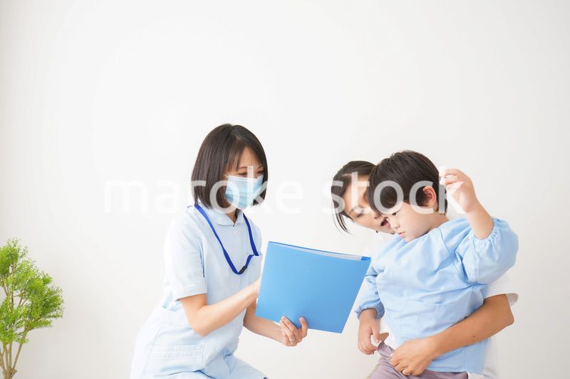 病院で診察を受ける小さな男の子