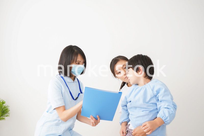 病院で診察を受ける小さな男の子