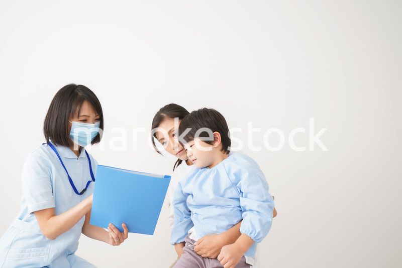 病院で診察を受ける小さな男の子