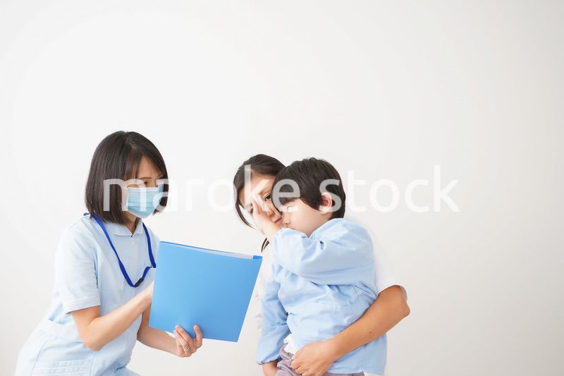 病院で診察を受ける小さな男の子