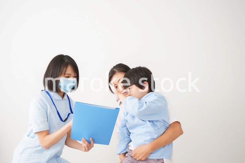 病院で診察を受ける小さな男の子