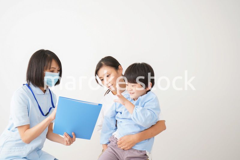 病院で診察を受ける小さな男の子