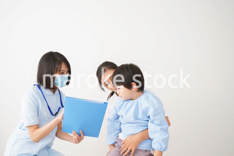 病院で診察を受ける小さな男の子