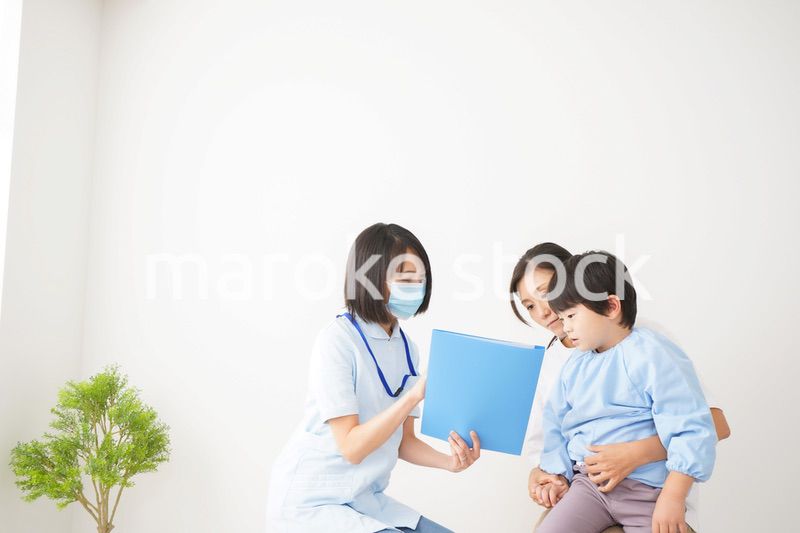 病院で診察を受ける小さな男の子