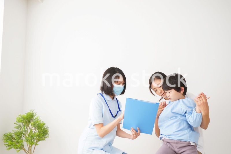 病院で診察を受ける小さな男の子