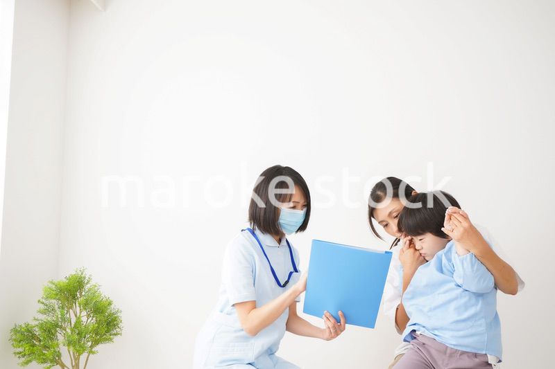 病院で診察を受ける小さな男の子