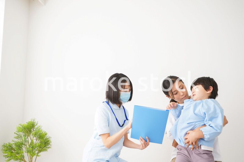 病院で診察を受ける小さな男の子