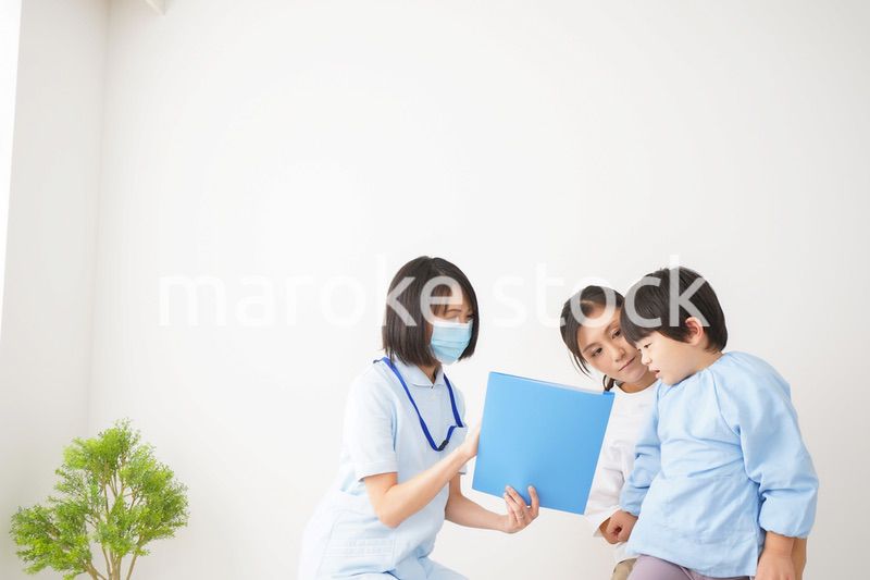 病院で診察を受ける小さな男の子