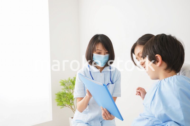 病院で診察を受ける小さな男の子