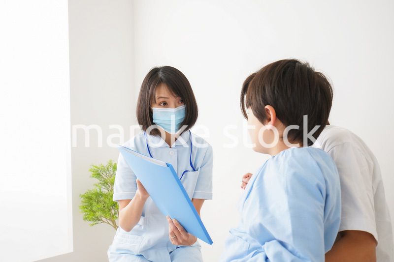 病院で診察を受ける小さな男の子