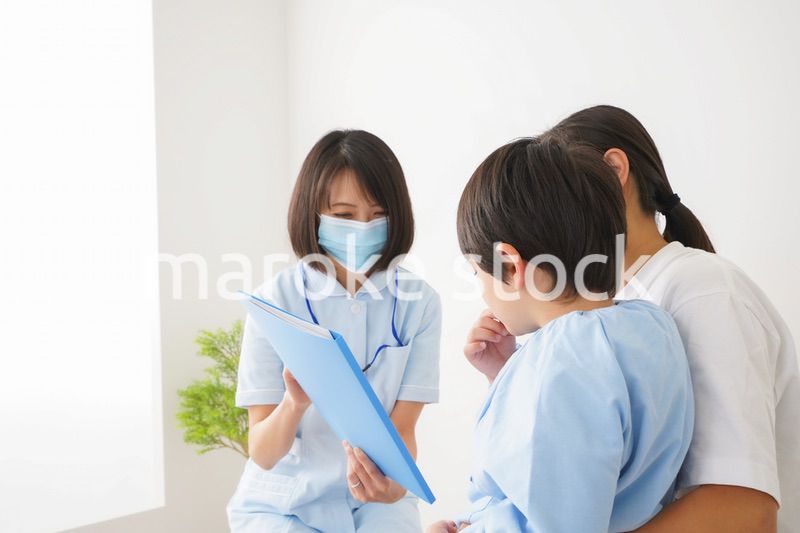 病院で診察を受ける小さな男の子