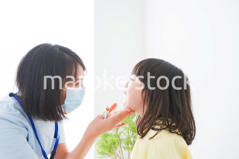 歯医者さんに治療をしてもらう小さな女の子