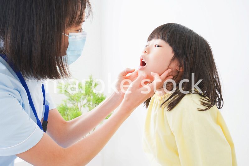 歯医者さんに治療をしてもらう小さな女の子