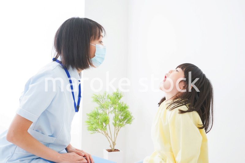 歯医者さんに治療をしてもらう小さな女の子