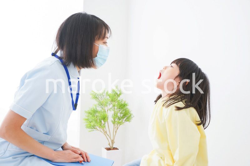 歯医者さんに治療をしてもらう小さな女の子