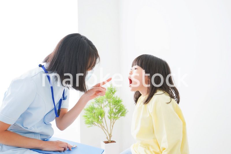 歯医者さんに治療をしてもらう小さな女の子