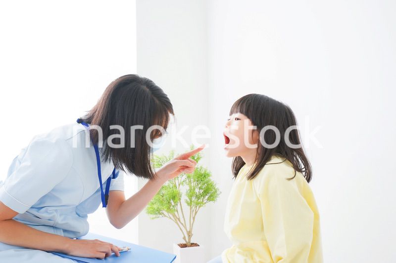 歯医者さんに治療をしてもらう小さな女の子