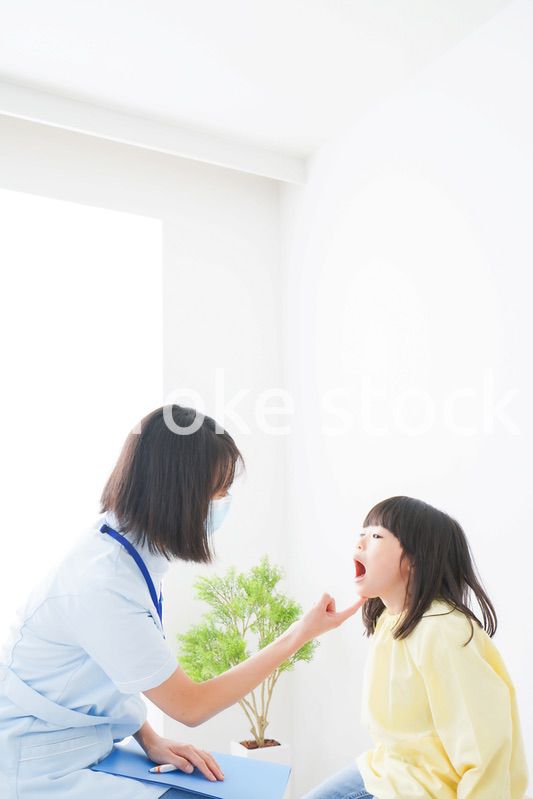 歯医者さんに治療をしてもらう小さな女の子