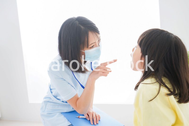 歯医者さんに治療をしてもらう小さな女の子