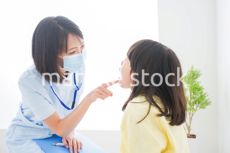 歯医者さんに治療をしてもらう小さな女の子