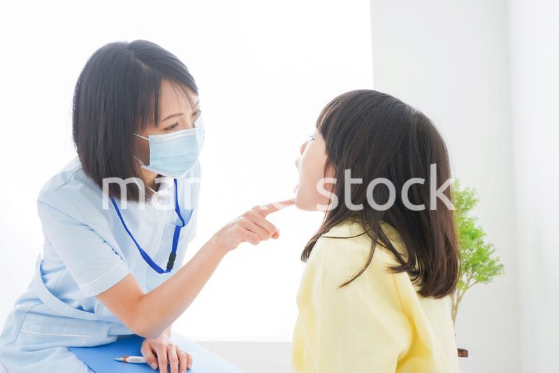 歯医者さんに治療をしてもらう小さな女の子