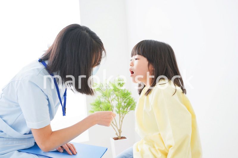 歯医者さんに治療をしてもらう小さな女の子