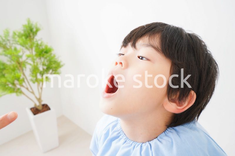 歯の検診を受ける男の子