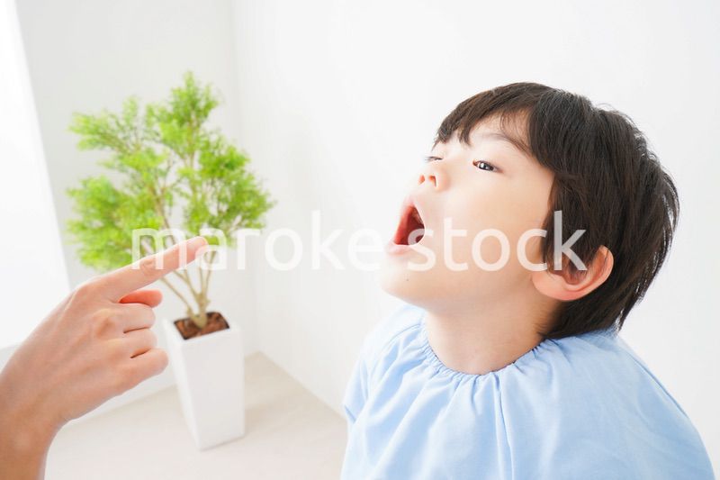 歯の検診を受ける男の子