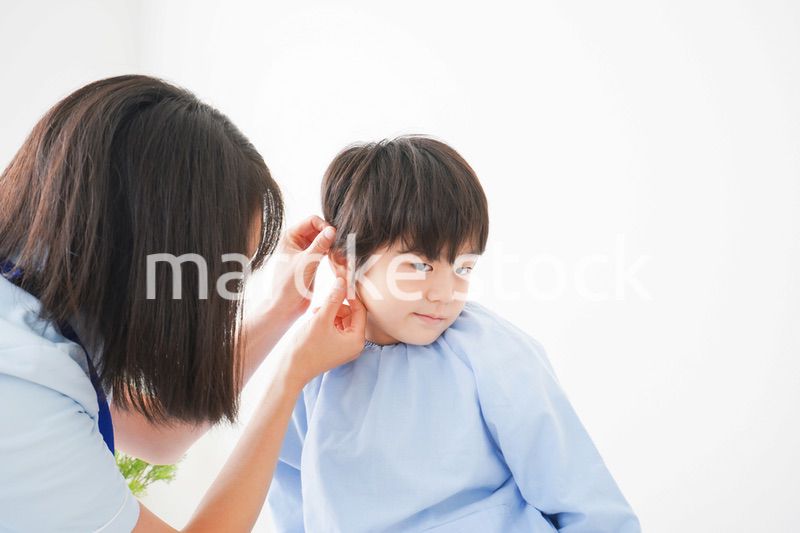 耳の診察を受ける男の子
