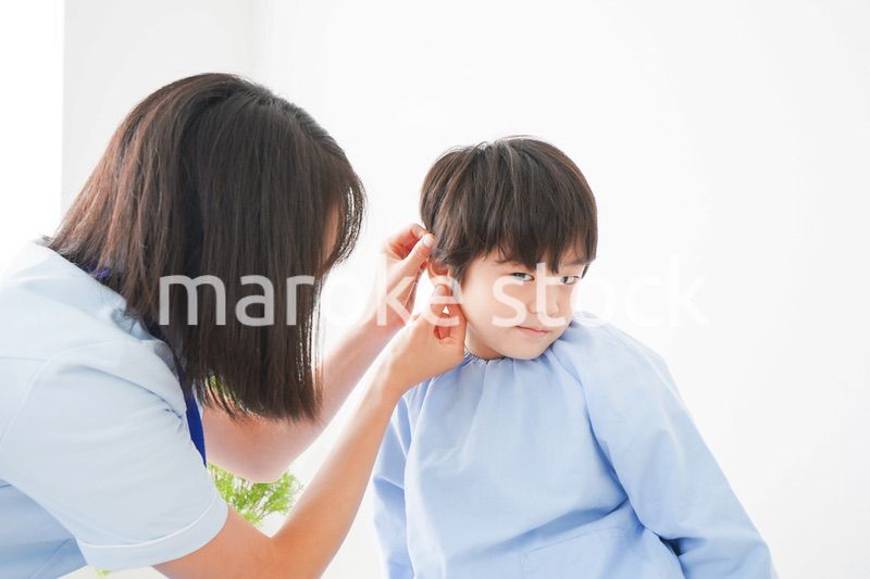 耳の診察を受ける男の子
