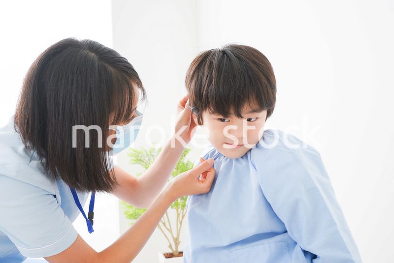 耳の診察を受ける男の子