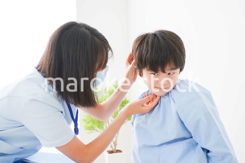 耳の診察を受ける男の子