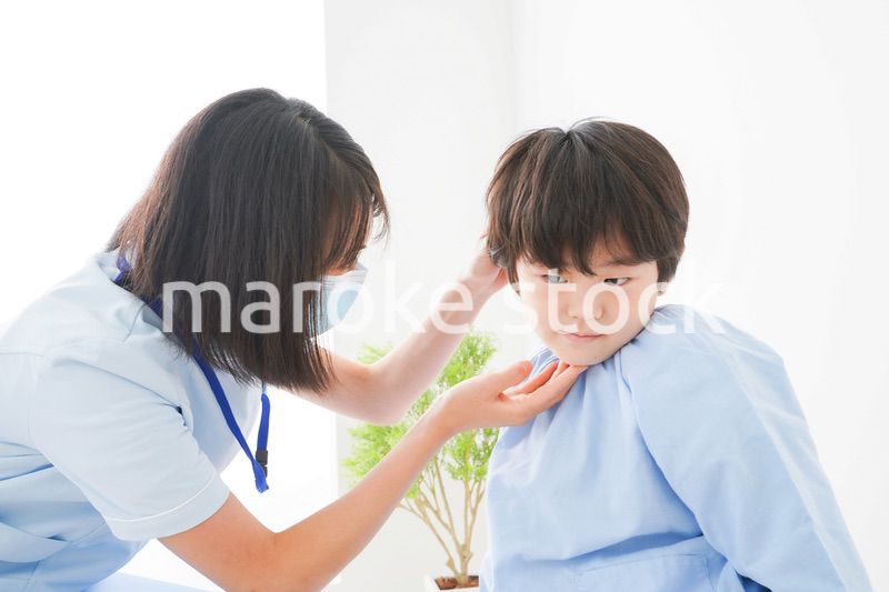 耳の診察を受ける男の子