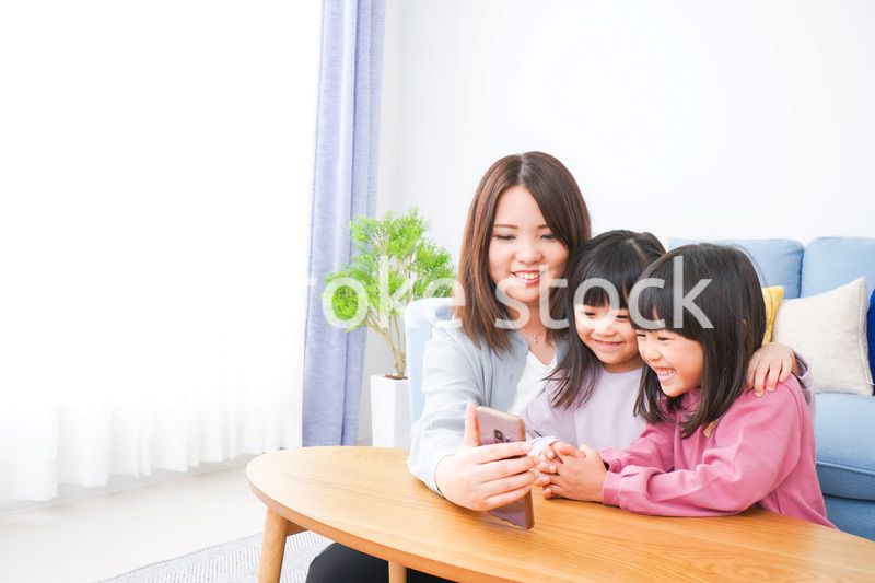 リモートでテレビ電話をする小さな女の子たち