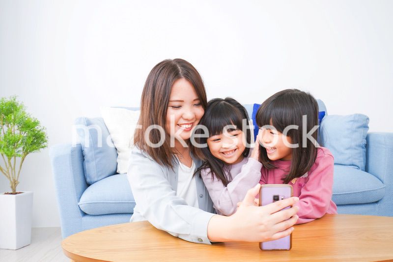 リモートでテレビ電話をする小さな女の子たち