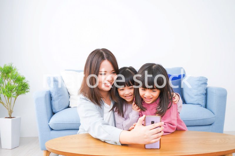 リモートでテレビ電話をする小さな女の子たち