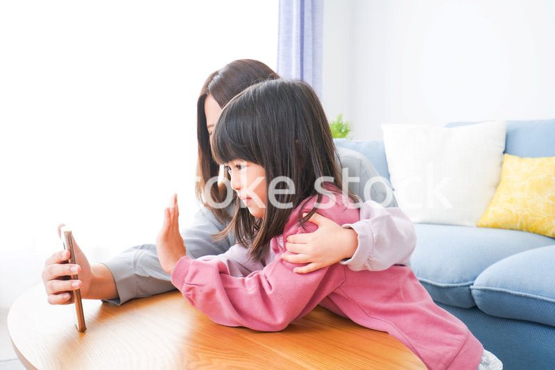 リモートでテレビ電話をする小さな女の子たち
