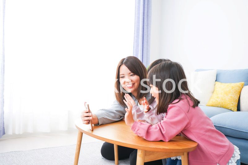 リモートでテレビ電話をする小さな女の子たち